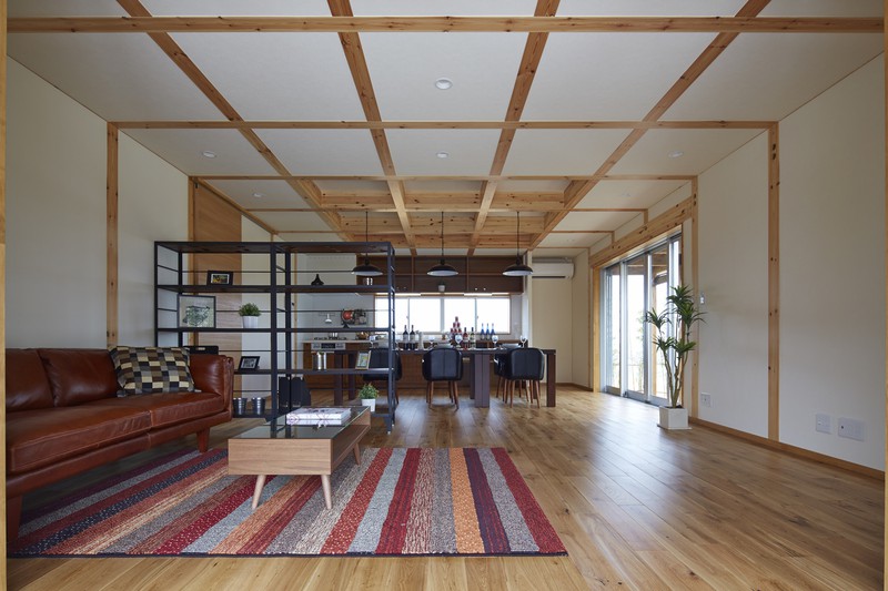  Nội thất trong nhà đơn giản cùng hệ kèo gỗ đan theo dạng mạng lưới, giúp chịu lực cho công trình.