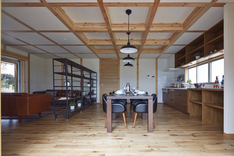  Sàn và trần đều làm bằng gỗ, dễ dàng tháo ra và thay bằng kiểu sàn khác.