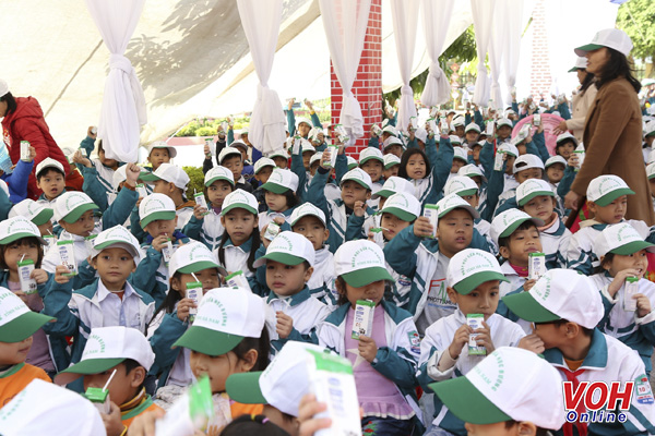  Các em học sinh tỉnh Hà Nam tham gia uống sữa tại Lễ phát động chương trình Sữa học đường năm 2019.