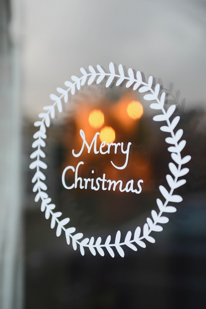  Hình chiếc vòng nguyệt quế và câu chúc Giáng sinh vui vẻ làm cho cửa sổ nhà bạn thêm đẹp mắt mà lại không mất quá nhiều thời gian và công sức.