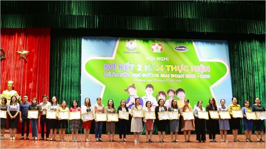  Ban Tổ chức tuyên dương 38 tập thể và 35 cá nhân có thành tích xuất sắc trong công tác tổ chức triển khai thực hiện chương trình Sữa học đường tại Đà Nẵng.