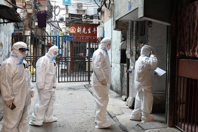  Đội ngũ y tế mặc đồ bảo hộ tới từng nhà ở thành phố Vũ Hán để kiểm tra, phát hiện người nhiễm bệnh và bị nghi nhiễm bệnh. Ảnh: China Daily.