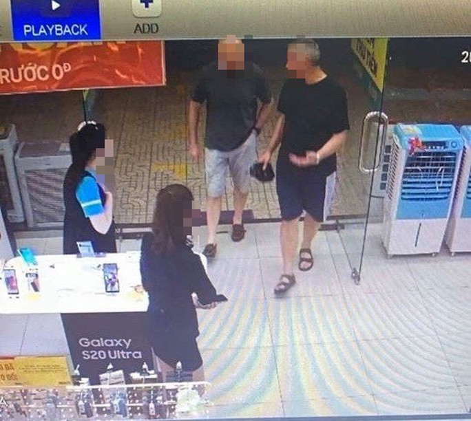  Hình ảnh cắt từ camera siêu thị khi 2 du khách Anh bước vào
