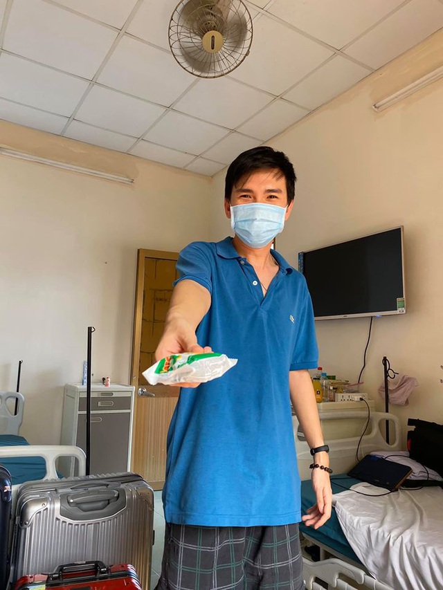 Mọi người ở khu cách ly cũng thường xuyên cho Châu Bùi đồ ăn vặt.