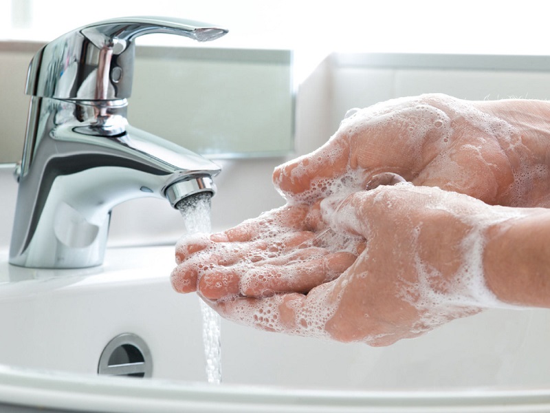 Người lao động cần tuân thủ việc rửa tay thường xuyên bằng xà phòng để giữ gìn vệ sinh cá nhân