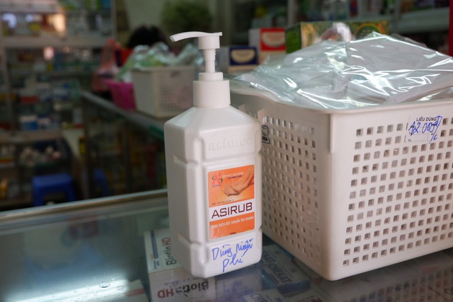  Ngay từ đầu mùa dịch chị Mai cũng đã trang bị thêm nước rửa tay khô miễn phí cho khách đến mua thuốc.