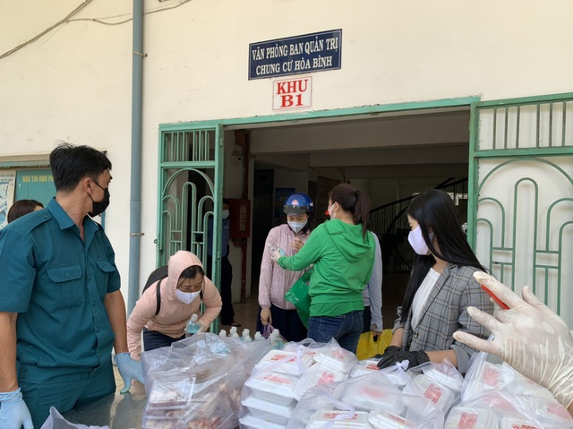 Hiện, UBND phường 10 đã cử một bộ phận chăm lo các bữa ăn miễn phí cho cư dân với đầy đủ chất dinh dưỡng gồm thịt, cá, canh, trái cây. Tất cả các cư dân đều được cung cấp 3 bữa ăn sáng, trưa, tối. Ngoài ra, mỗi hộ gia đình đều được cấp phát khẩu trang, nước sát khuẩn để dùng khi ra khỏi nhà.