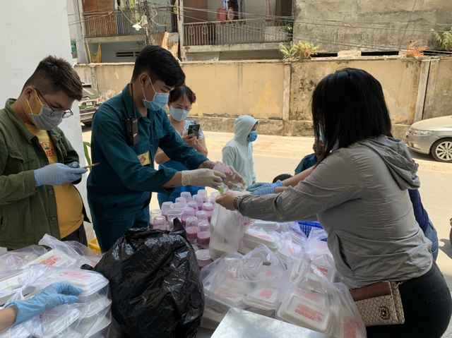 Bữa cơm được đáp ứng đủ chất dinh dưỡng gồm thịt, cá, canh, trái cây tráng miệng.