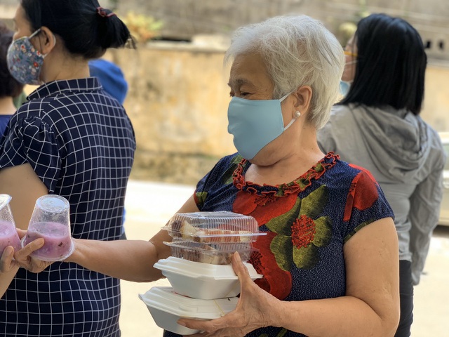 Người dân khá hài lòng về chế độ ăn uống được phục vụ.