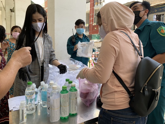 Chiều 15/3, Trung tâm kiểm soát bệnh tật TP.HCM (HCDC) cho biết, đã có kết quả xét nghiệm 63 người ở chung cư Hòa Bình và đều âm tính.