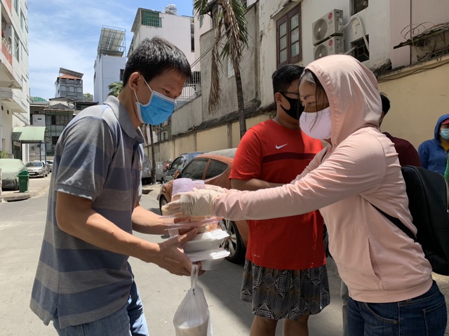 Theo ông Nguyễn Anh Phụng - Chủ tịch UBND phường 14, các cơ quan chức năng đã phong toả, cách ly toàn bộ 4 block chung cư từ 22h ngày 13/3 để vệ sinh, sát khuẩn. Người dân chung cư cũng được tuyên truyền về tác hại của dịch Covid-19 nên tâm lý khi bị cách ly khá ổn định, đồng thuận thi hành.