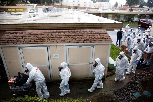 Các thành viên của đội khử trùng tới làm việc tại một trại dưỡng lão ở Kirkland, bang Washington. (Ảnh: Reuters)