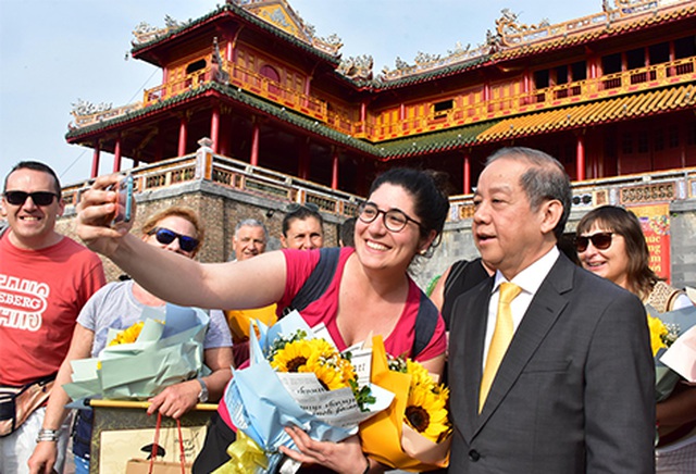 Ông Phan Ngọc Thọ, Chủ tịch UBND tỉnh Thừa Thiên Huế chụp ảnh cùng du khách trước Ngọ Môn Huế