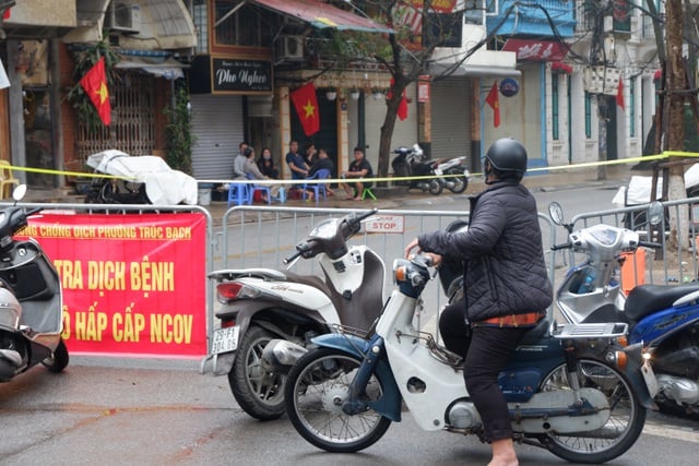 Một câu chuyện rất đời thường, mộc mạc nhưng mang những giá trị rất đẹp về tình người giữa lúc khó khăn, mà PV đã ghi lại được khi trời gần sang trưa: Cô Hương, một người dân ở khu vực lân cận dừng xe trước rào chắn đoạn Trúc Bạch – Ngũ Xã hỏi vọng vào người thân bên trong: “Khi nào hết cách ly?”; “Thích ăn gì không?”. Chỉ đợi câu trả lời, cô liền phóng xe đi và 15 phút sau quay lại với đủ các túi đồ ăn tiếp tế. Lúc chào tạm biệt người thân, cô chỉ cười nói: “Ôi dào, tiền nong gì!”.