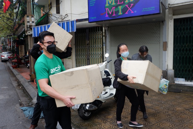 Trong thời điểm PV tác nghiệp, một nhà hảo tâm cũng không quản mưa mang 3000 cốc giấy đến quyên tặng cho người dân trong khu cách ly Trúc Bạch. Chị Thiên, đại diện phía đơn vị tài trợ cho biết: “Với những chiếc cốc giấy phân hủy sinh học này, chúng tôi hy vọng sẽ hạn chế nguy cơ lây nhiễm cho người dân trong khu cách ly vì việc dùng chung cốc nước. Sắp tới chúng tôi cũng sẽ triển khai nhiều đợt tặng quà nữa cho người dân ở các khu cách ly trong thành phố”.