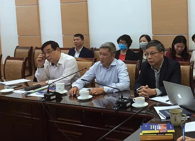 Lãnh đạo Bộ Y tế cùng các chuyên gia hội chẩn điều trị cho hai bệnh nhân nặng.
