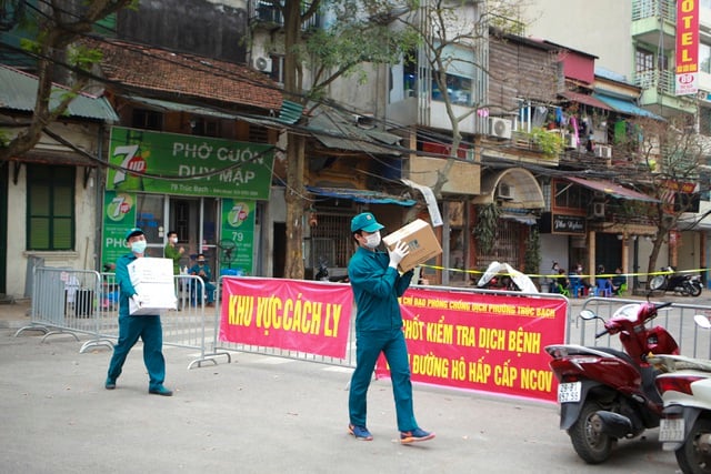 Đương nhiên, không chỉ có cô Hương, mà hàng ngày vẫn rất nhiều người thân, hàng xóm và cả những người xa lạ “tiếp tế” cho người dân trong khu cách ly, không thiếu thứ gì từ thực phẩm, đồ dùng hàng ngày cho đến thuốc thang (Ảnh: Đỗ Quân).