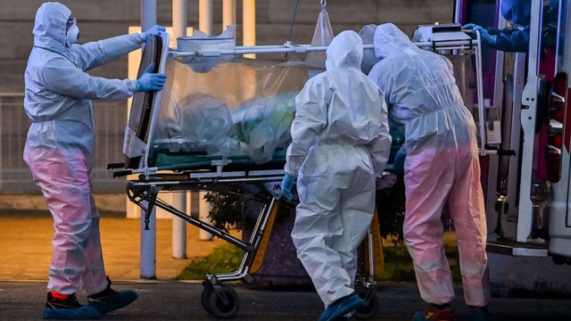  Nhân viên y tế chuyển một bệnh nhân tại bệnh viện ở Rome. (Ảnh: AFP)
