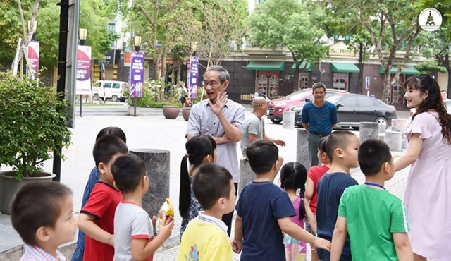  Nhà giáo Nguyễn Xuân Khang và các học trò (Ảnh: Fanpage trường Marie Curie).
