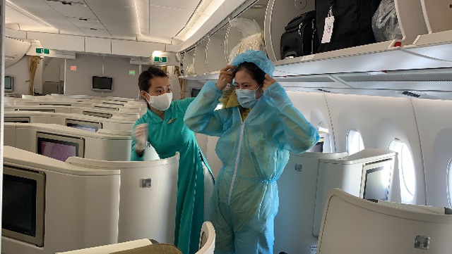  Trên mỗi chuyến bay, phi hành đoàn trang bị đồ bảo hộ y tế gồm áo mặc toàn thân