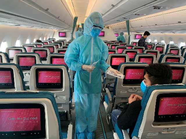  Phi hành đoàn sẽ làm việc trên chuyến bay hơn 10 tiếng đồng hồ trong trang phục này. Việc vệ sinh, giao tiếp, đi lại bị hạn chế để giảm thiểu nguy cơ lây nhiễm.