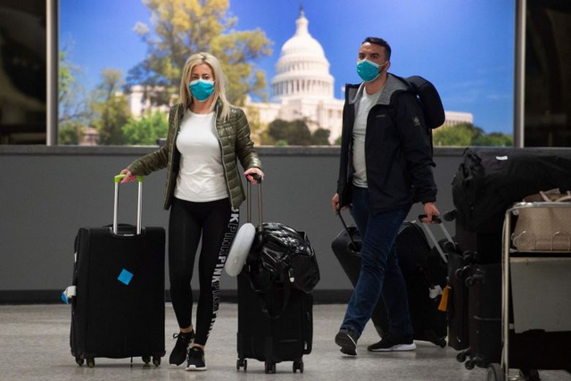 Hành khách tại một sân bay ở Dulles, Virginia (Ảnh: AFP)