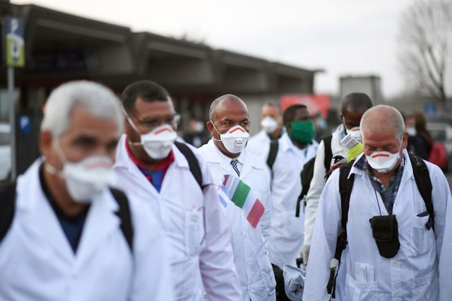  Đội ngũ y bác sĩ Cuba đáp xuống sân bay Malpensa, Italia để tham gia vào chiến dịch hỗ trợ Italia ứng phó dịch Covid-19. (Ảnh: Reuters)