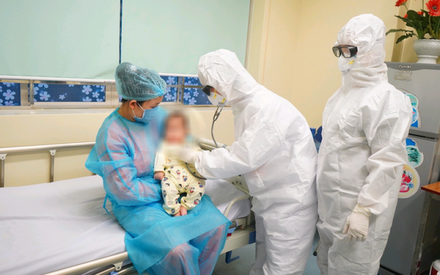  Các bác sĩ BV Nhi Trung ương thăm khám cho bé gái (3 tháng tuổi, quê Vĩnh Phúc) dương tính với COVID-19.
