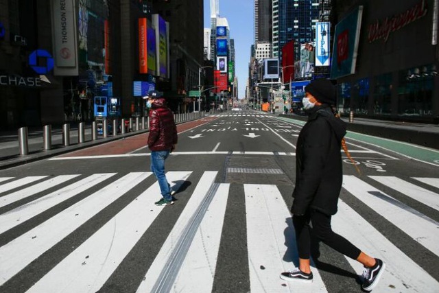  Đường phố vắng vẻ ở quảng trường Thời đại, thành phố New York khi dịch Covid-19 bùng phát. (Ảnh: AFP)