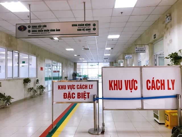  Ngay tại sảnh là nhiều tấm bảng thông báo khu vực cách ly đặc biệt.