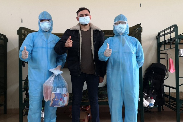  Gavin Wheeldon chụp ảnh với 2 nhân viên y tế của Việt Nam tại cơ sở cách ly (Ảnh: Gavin Wheeldon/SCMP)