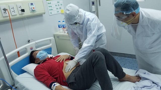 Bác sĩ kiểm tra sức khoẻ cho một ca mắc Covid-19