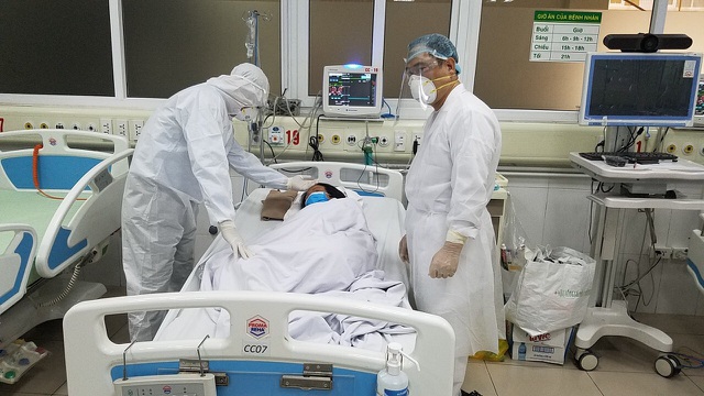  2 bác sỹ thuộc khoa Cấp cứu, Bệnh viện Nhiệt đới Trung ương đã nhiễm Covid-19 trong quá trình điều trị, chăm sóc những bệnh nhân nặng tại đây.