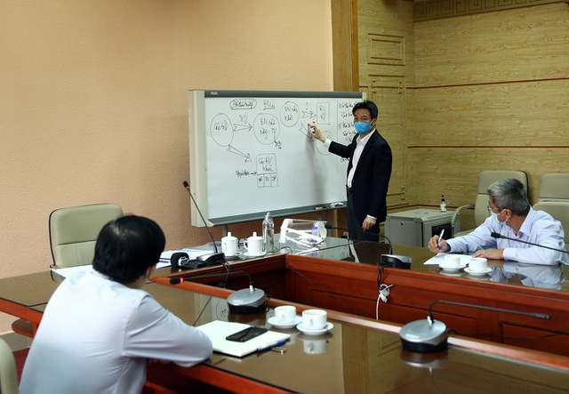 Phó Thủ tướng Vũ Đức Đam - Trưởng Ban chỉ đạo quốc gia phòng chống dịch Covid-19 làm việc với Bộ Y tế, các chuyên gia sáng 30/3.