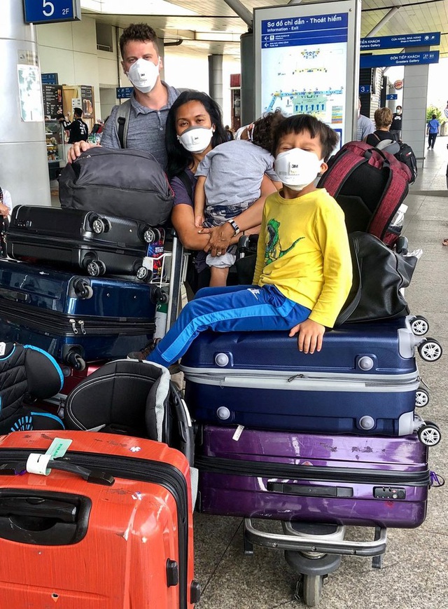  Paul Neville cùng vợ và 2 con tại sân bay. (Ảnh: Seattle Times)