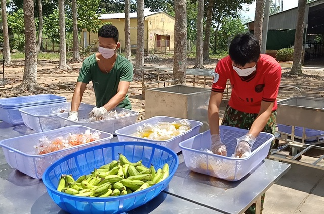 Các chiến sĩ chuẩn bị suất ăn cho người trong khu cách ly.
