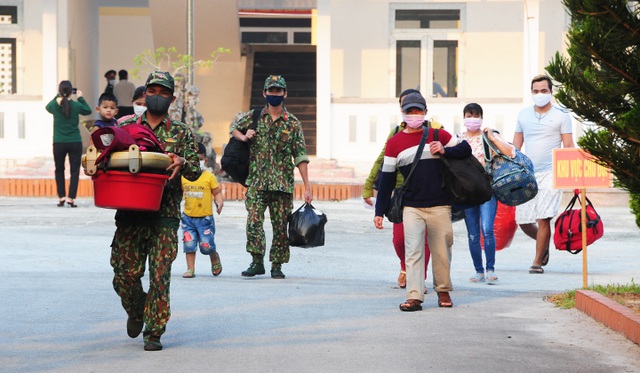  Bộ đội chiến sĩ giúp dân khuân hành lý khi rời khỏi khu cách ly sau 14 ngày