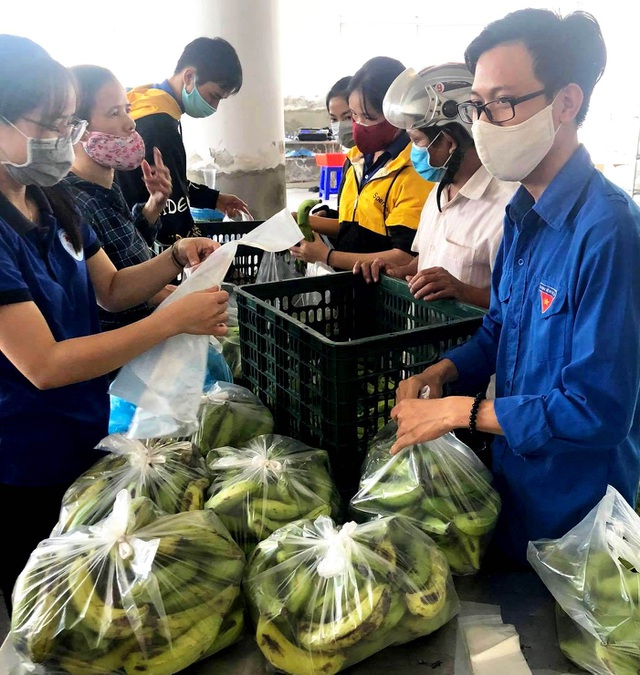  Lực lượng tình nguyện viên phân phát hoa quả.