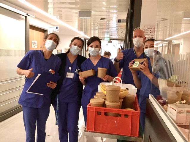  Các bác sỹ, y tá phòng cấp cứu bệnh viện Charité Berlin nhận những suất ăn ủng hộ của bà con người Việt.