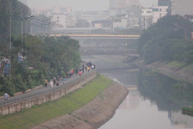  Dù đang trong thời điểm cách ly toàn xã hội, chiều đến vẫn có cả nghìn người dân chọn con đường đi bộ ven sông Tô Lịch để đi bộ, tập thể dục, đạp xe.