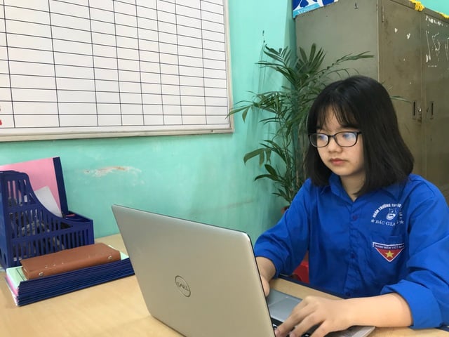 Giáp Bùi Việt Anh, nữ sinh lớp 12 Trường THPT Lục Ngạn số 1 là người sáng lập trang thông tin “Covid-19 Updated Information for Foreigners in Vietnam”.