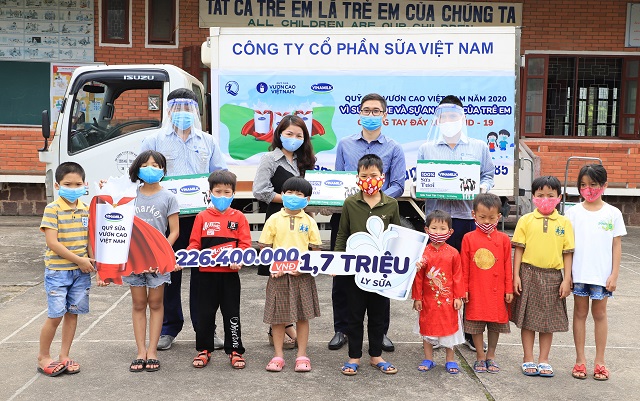  Các em nhỏ Làng trẻ em SOS TP Vinh rất hào hứng khi được các cô chú nhà máy sữa Nghệ An đến thăm và tặng sữa.
