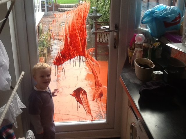  Bé Jack 5 tuổi đã khiến mẹ choáng váng trước đống sơn lênh láng ngoài sân và trên cửa bếp