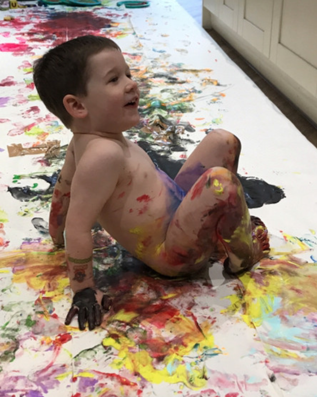  Cậu bé 3 tuổi Jacob quyết định dùng cơ thể mình làm chổi vẽ