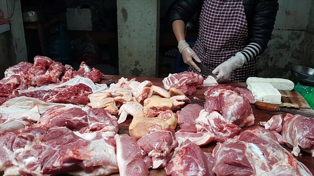  Một sạp bán thịt lợn (ảnh: Khánh Vũ/Báo Lao động)