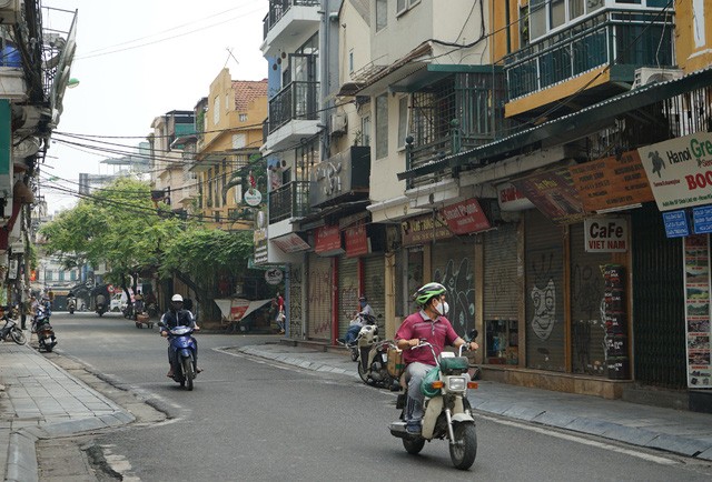  Nguyên nhân do lực lượng chức năng quận Hoàn Kiếm đồng loạt đưa ra nhiều biện pháp nhằm hạn chế tối đa người dân di chuyển ra nơi công cộng.
