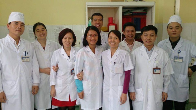 BS Nguyễn Thị Hằng (đeo kính, ở giữa) công tác tại Trung tâm Giải phẫu bệnh – Tế bào học, Bệnh viện Bạch Mai.