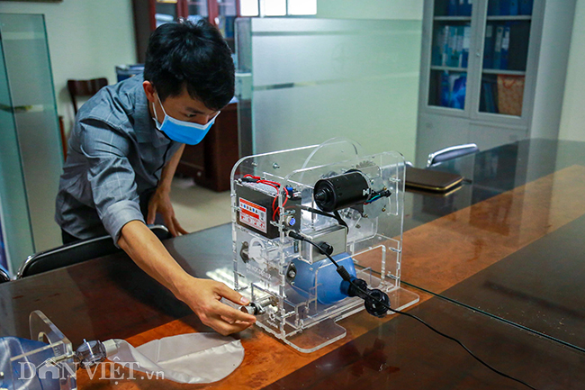 Chỉ chưa đầy 2 tuần, nhóm nghiên cứu thuộc khoa Điện tử - Viễn thông, trung tâm Nghiên cứu Phát triển trường đại học Điện lực đã phối hợp với một số chuyên gia y tế cho ra đời 2 phiên bản đầu tiên của mẫu máy trợ thở cho bệnh nhân mắc Covid-19 và các bệnh khác cần trợ thở.