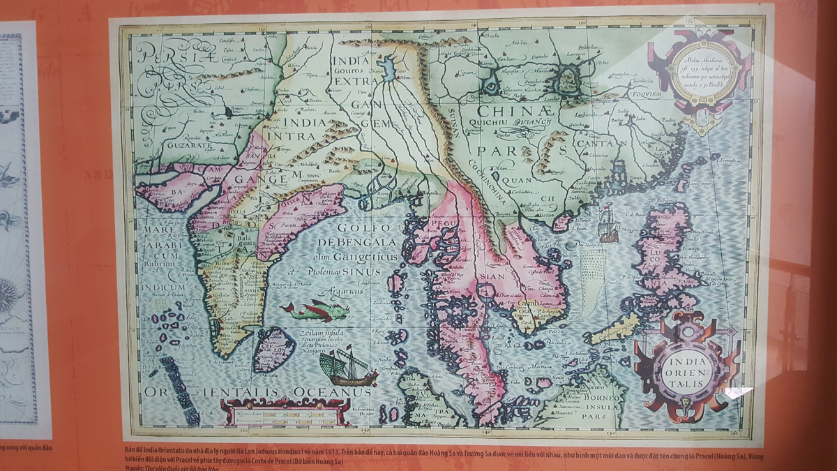  Trên bản đồ India Orientalis do nhà địa lý người Hà Lan Hondius I vẽ năm 1963, 2 quần đảo Hoàng Sa và Trường Sa được vẽ nối liền với nhau...