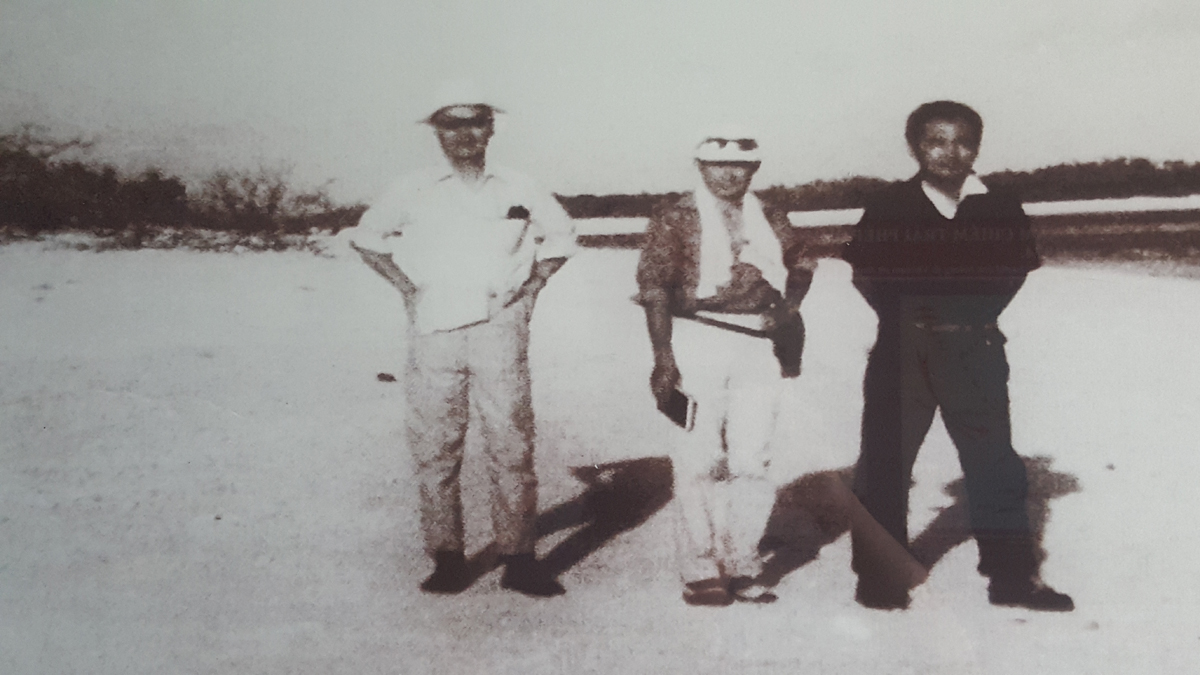  Kỹ sư Đinh Ngọc Châu (ngoài cùng bên phải), người phụ trách Trạm khí tượng Hoàng Sa năm 1974. Nguồn: UBND huyện Hoàng Sa